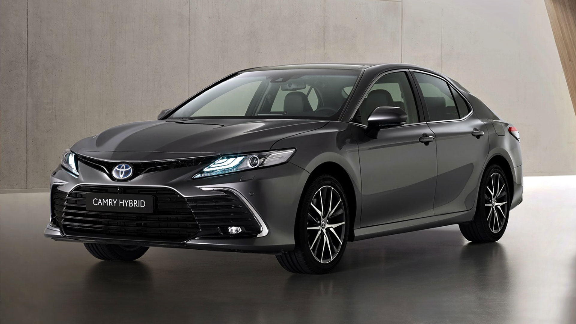 Camry híbrido, hasta 4 pasajeros
